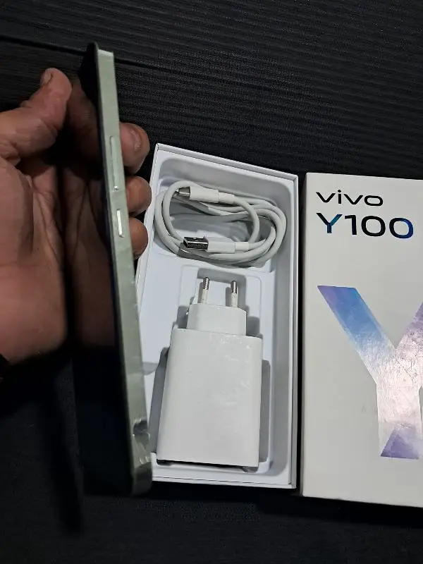 vivo y100