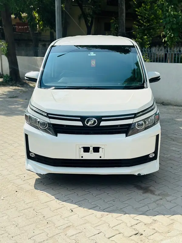 Toyota Voxy 2015