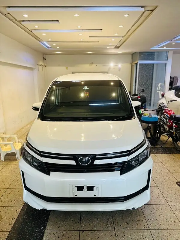 Toyota Voxy 2015